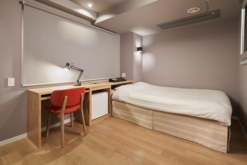 Tempat tidur dalam kamar di Shinjuku City Hotel N.U.T.S Tokyo