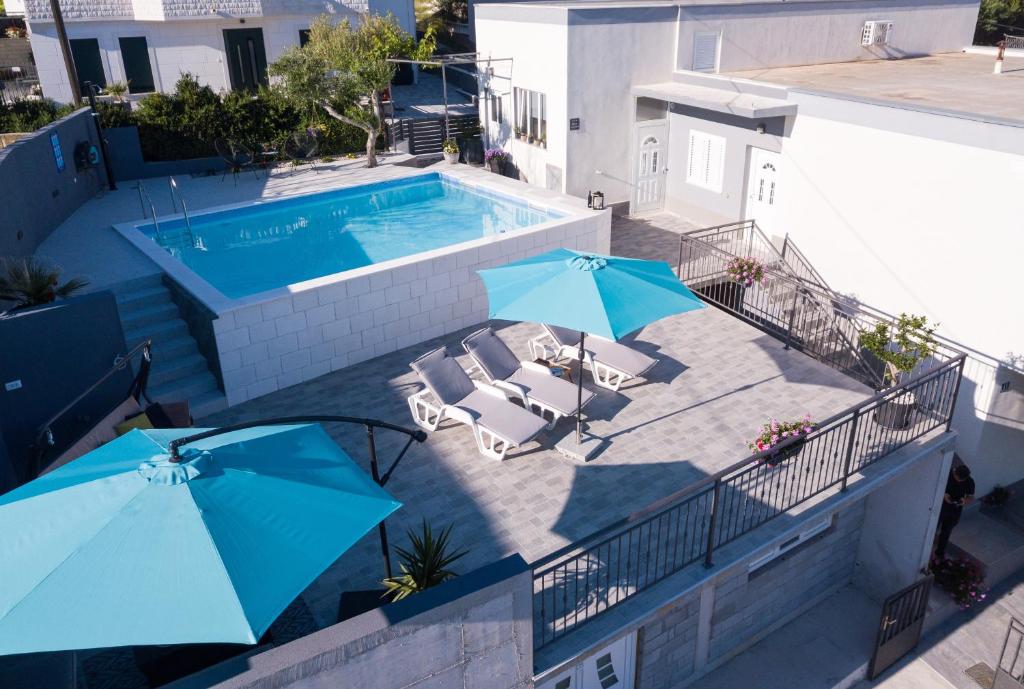 Bazén v ubytovaní Apartments Lidija - sea view apartment with exclusive right of using hot tub or split level apartment with exclusive right of using pool alebo v jeho blízkosti