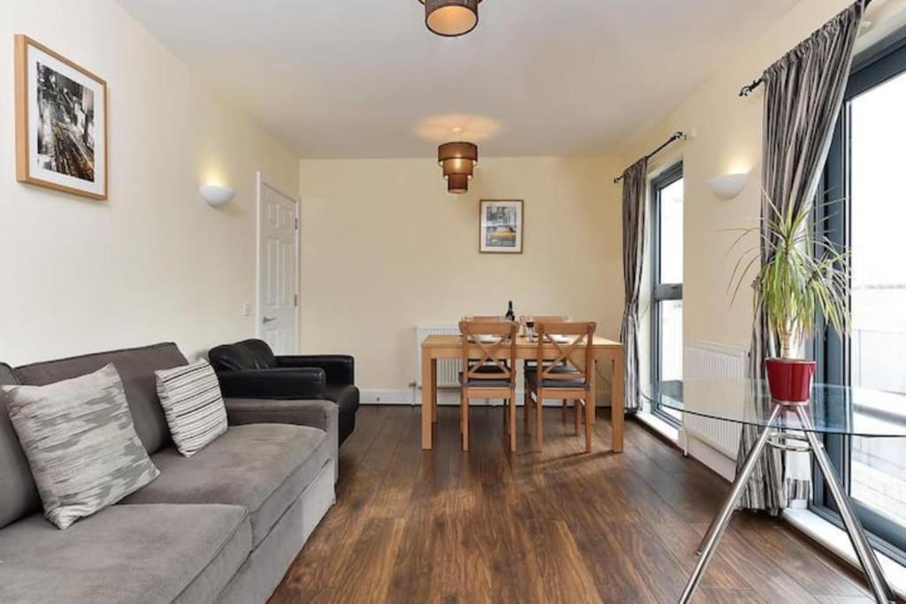 a living room with a couch and a table at Bright 2 Bedroom Flat in Lambeth With Balcony in London