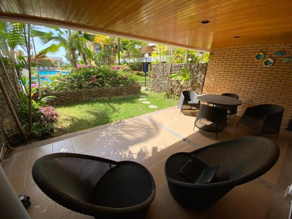 d'une terrasse avec des chaises, une table et une table. dans l'établissement Bellos apartamentos en Loma Real, Pampatar, à Pampatar