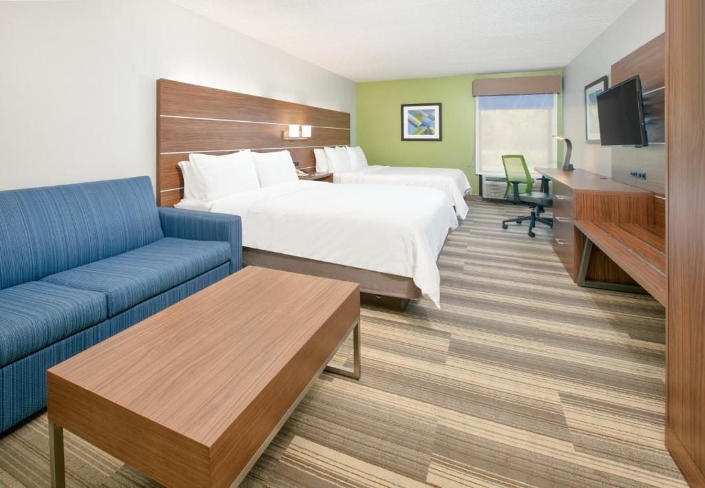 a hotel room with a bed and a couch at Holiday Inn Express - Hope by IHG in Hope
