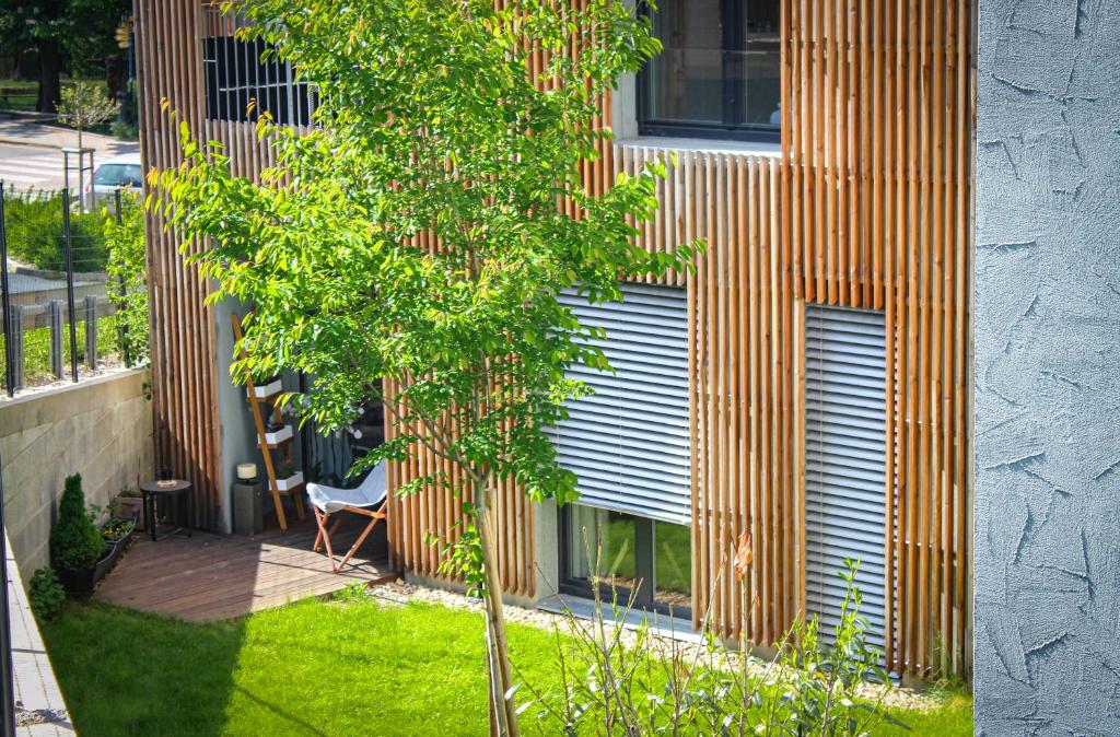 Zahrada ubytování Jezerní apartmán s terasou a saunou v Lakepark Residence