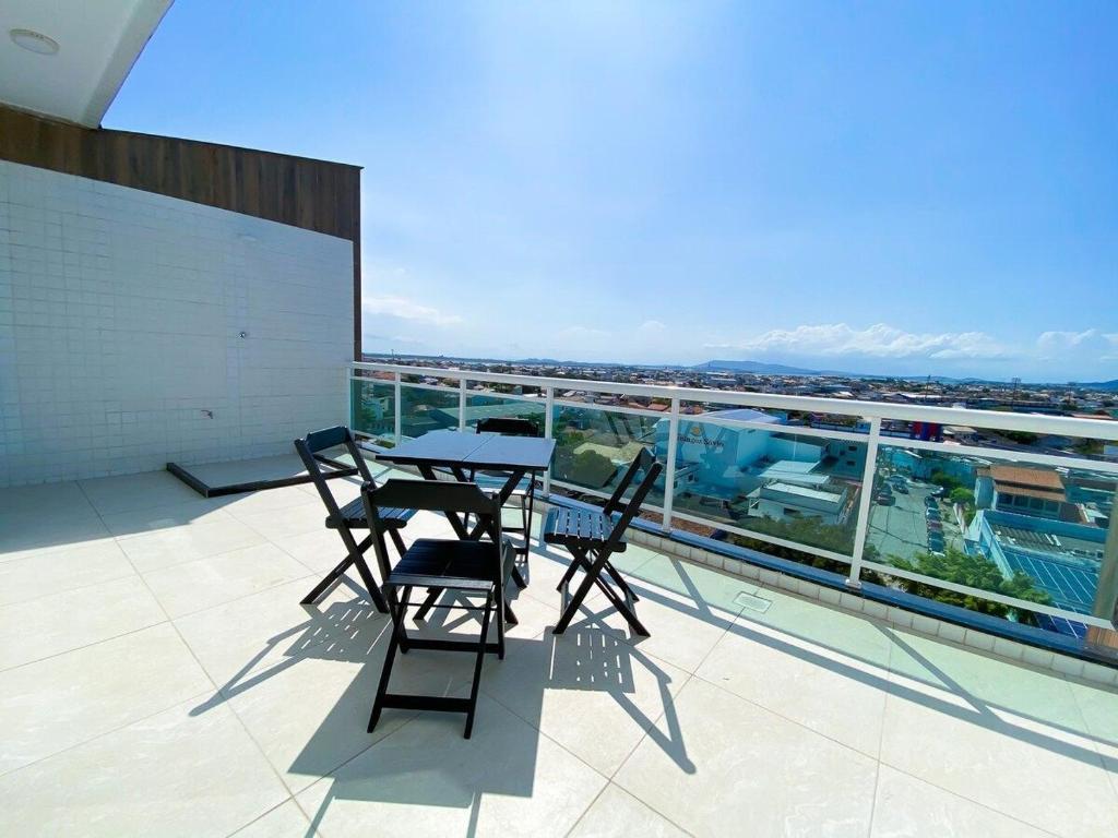 een tafel en stoelen op het dak van een gebouw bij Cobertura Vista Espetacular Com 3 Quartos 403 in Cabo Frio