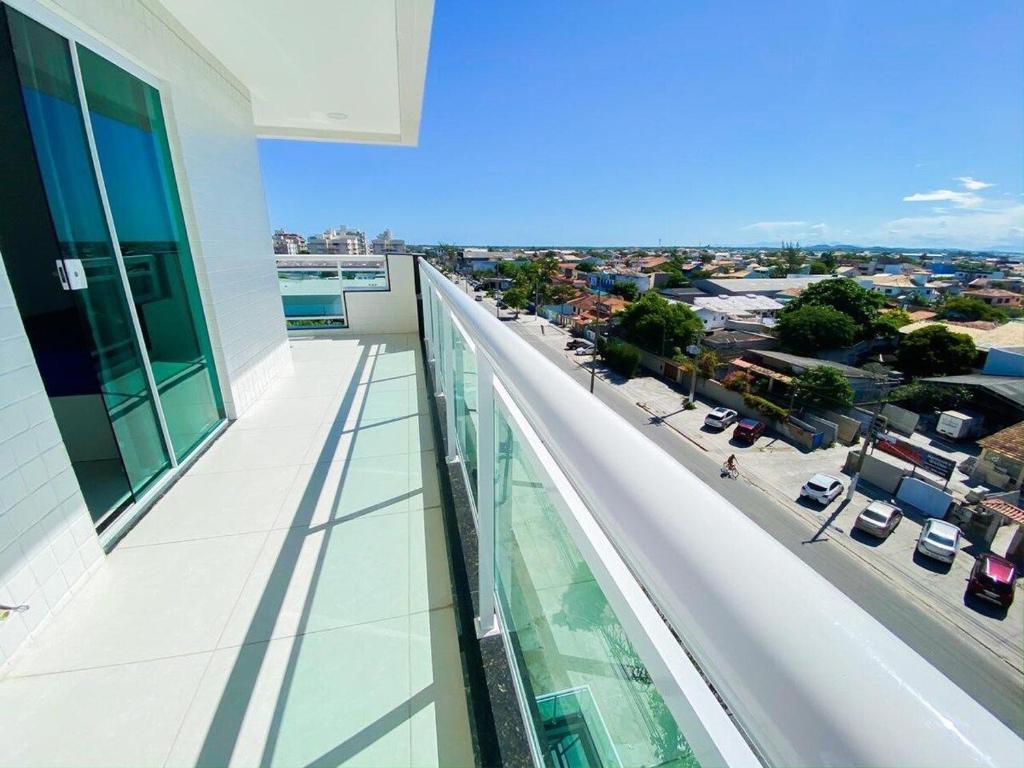 einen Balkon eines Gebäudes mit Stadtblick in der Unterkunft Varandão Incrível E Um Deslumbrante Pôr do Sol 304 in Cabo Frio