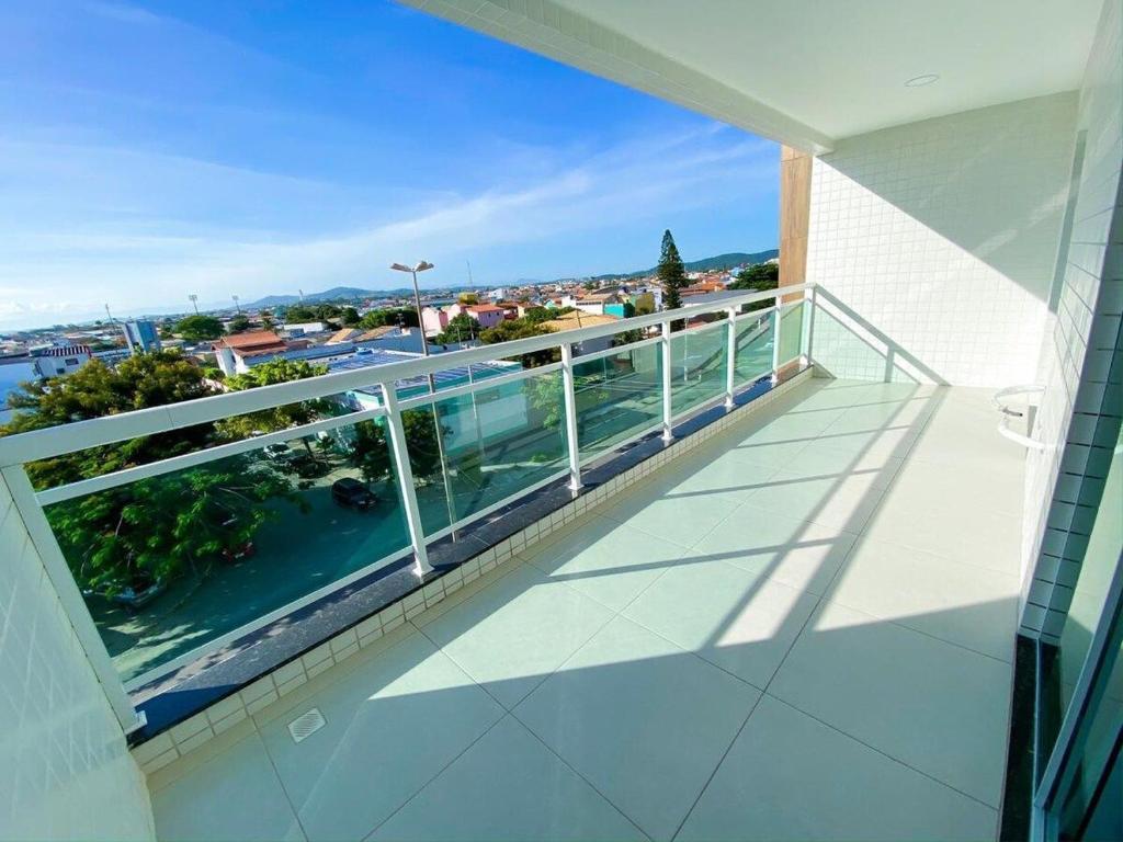 einen Balkon mit Blick auf das Wasser in der Unterkunft Arejado com Localização Estratégica e Varandão 203 in Cabo Frio