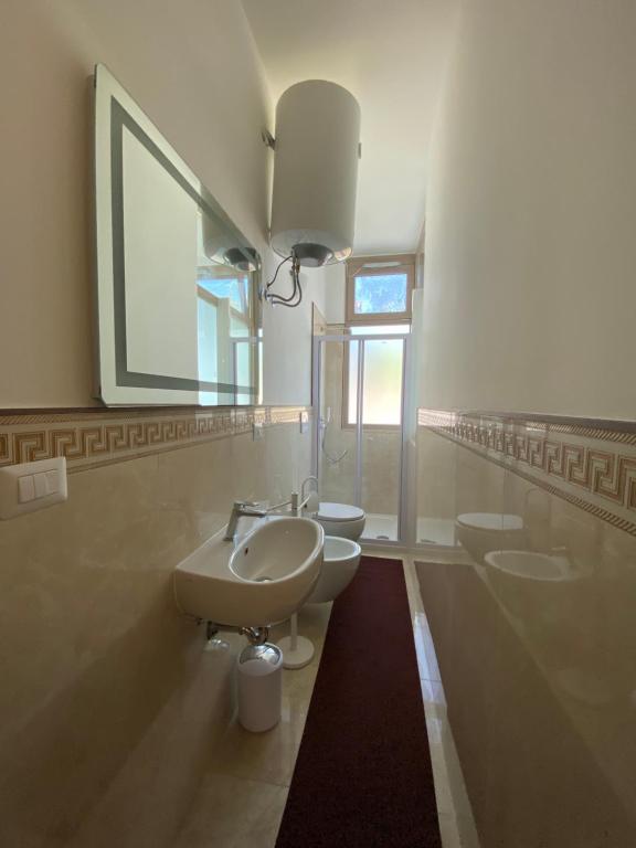 a bathroom with three sinks and a mirror at Il Mare in Tasca - Casa Vacanze - loc.Torre Lapillo (LE) - Salento in Torre Lapillo