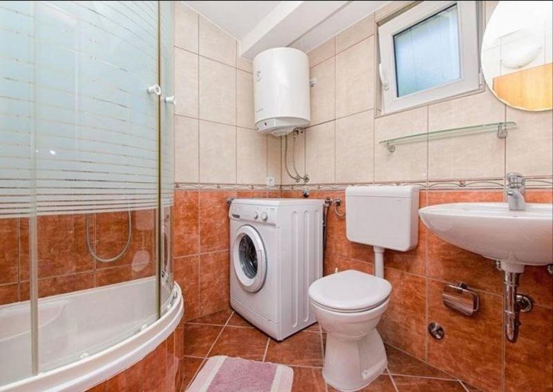 Fotografia z galérie ubytovania Apartment in Pisak with sea view, terrace, air conditioning, Wi-Fi (4871-1) v Pisaku