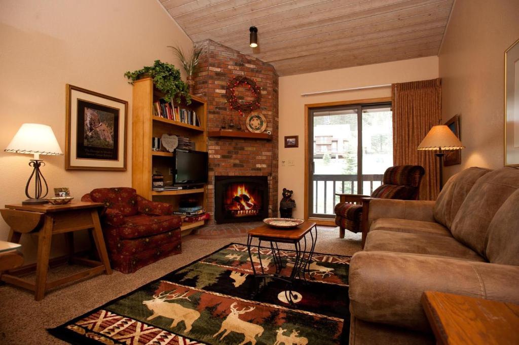 - un salon avec un canapé et une cheminée dans l'établissement Cascade Village 352, à Durango Mountain Resort