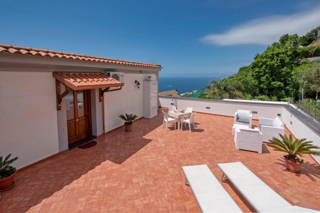 un patio con vista sull'oceano da una casa di Casa Serena with sea view a Conca dei Marini