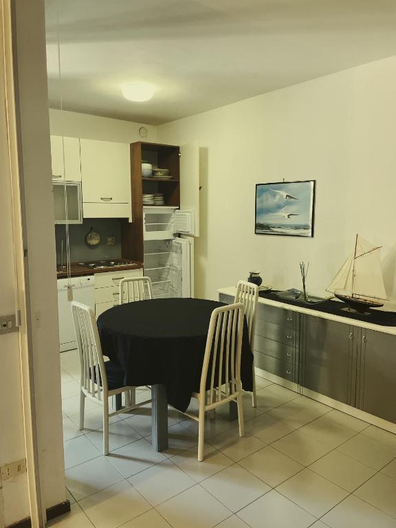 Kuchnia lub aneks kuchenny w obiekcie Punta Ala Flat