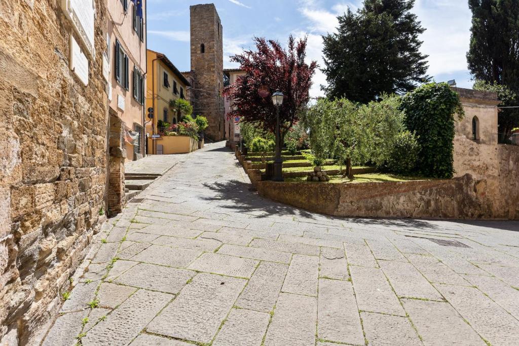 a cobblestone street in a town with buildings at Medieval Charm - Vicopisano Cozy Apartment in Vicopisano