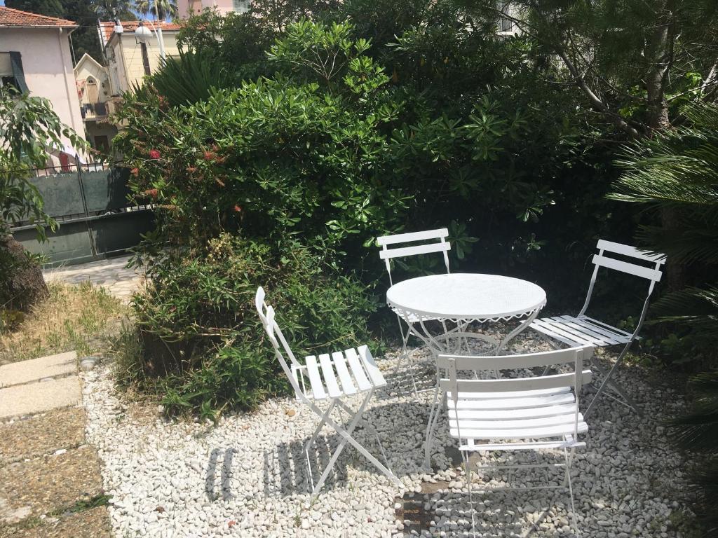 3 chaises, une table, une table et des chaises dans l'établissement Cozy house with parking and garden, à Nice