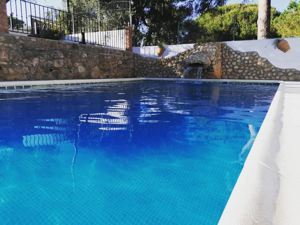 ein Pool mit blauem Wasser in einem Haus in der Unterkunft Finca El Abuelo in Barbate