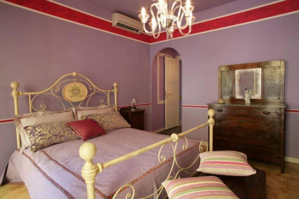 um quarto com uma cama e uma cómoda em madeira em The Honeymooners’ Paradise Suite em Vernazza