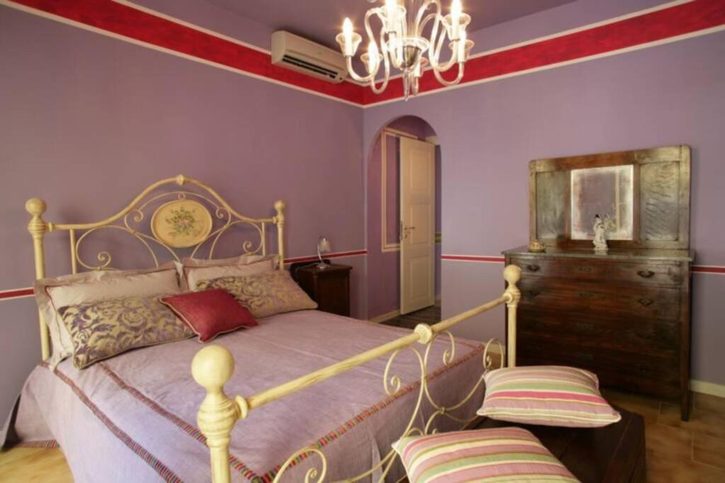Postel nebo postele na pokoji v ubytování The Honeymooners’ Paradise Suite