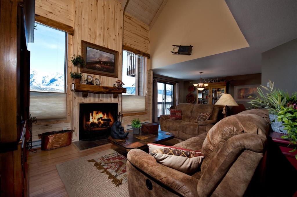 ein Wohnzimmer mit Couch und Kamin in der Unterkunft Cascade Village 56 in Durango Mountain Resort