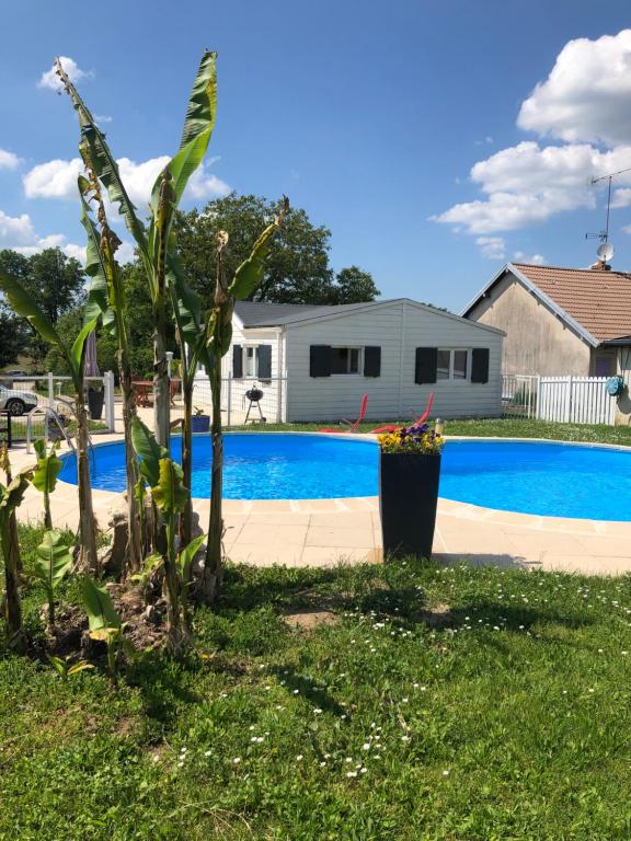 una piscina en el patio de una casa en Petite Maison de campagne dépaysante, en Velet