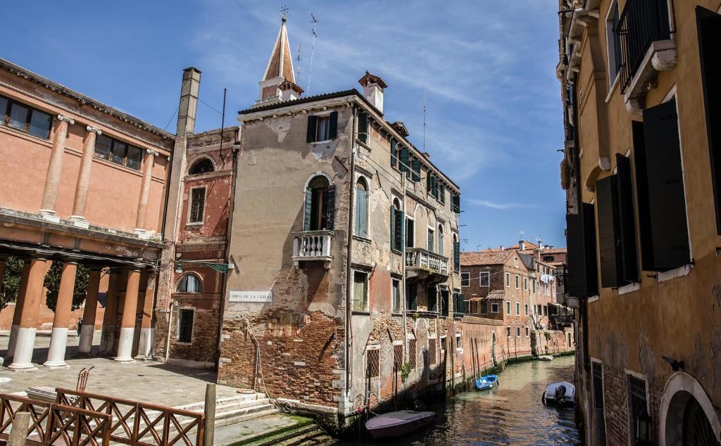 um edifício antigo num canal numa cidade em Le Sorelle em Veneza