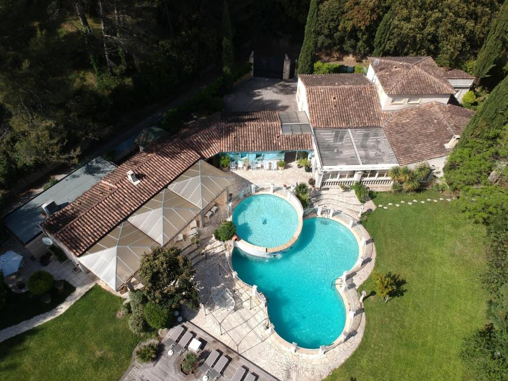 an overhead view of a swimming pool in a yard at Résidence Royal Palmeraie in Aubagne