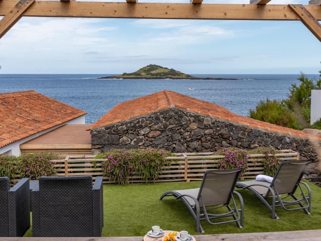 uma vista para o oceano a partir do pátio de uma casa em Portas do Ilhéu em Praia da Graciosa