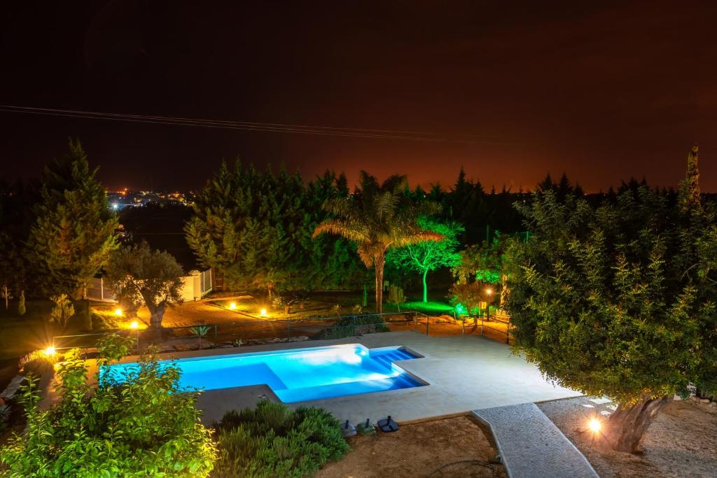una vista aérea de una piscina por la noche en Holiday's Paradise, en Olhão