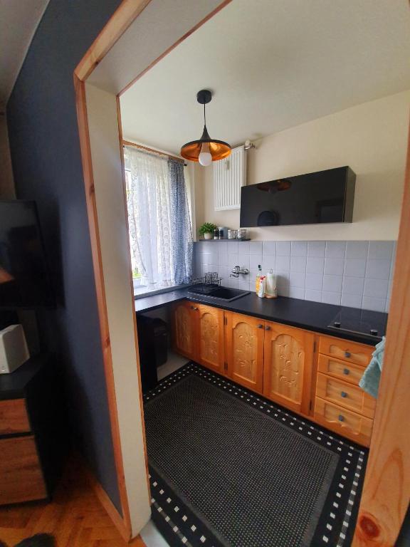 Kuchyňa alebo kuchynka v ubytovaní Apartament IZBA W CENTRUM