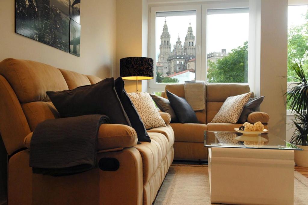un soggiorno con divano e tavolo di Silver Home a Santiago de Compostela
