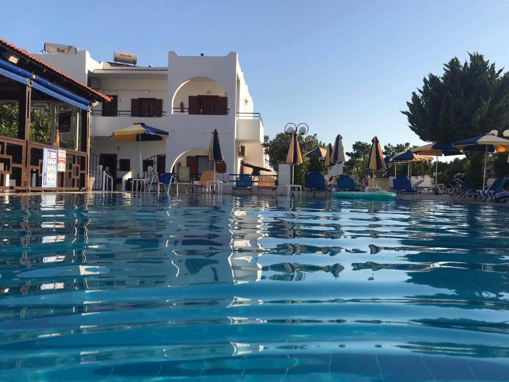 Bazén v ubytování Chrysanthi studios and apartments Pefkos nebo v jeho okolí