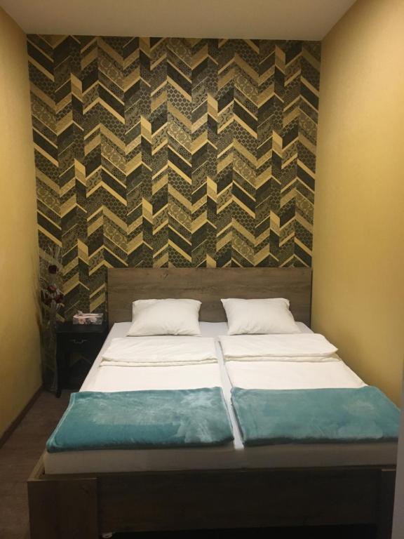 Tempat tidur dalam kamar di Petra Apartman