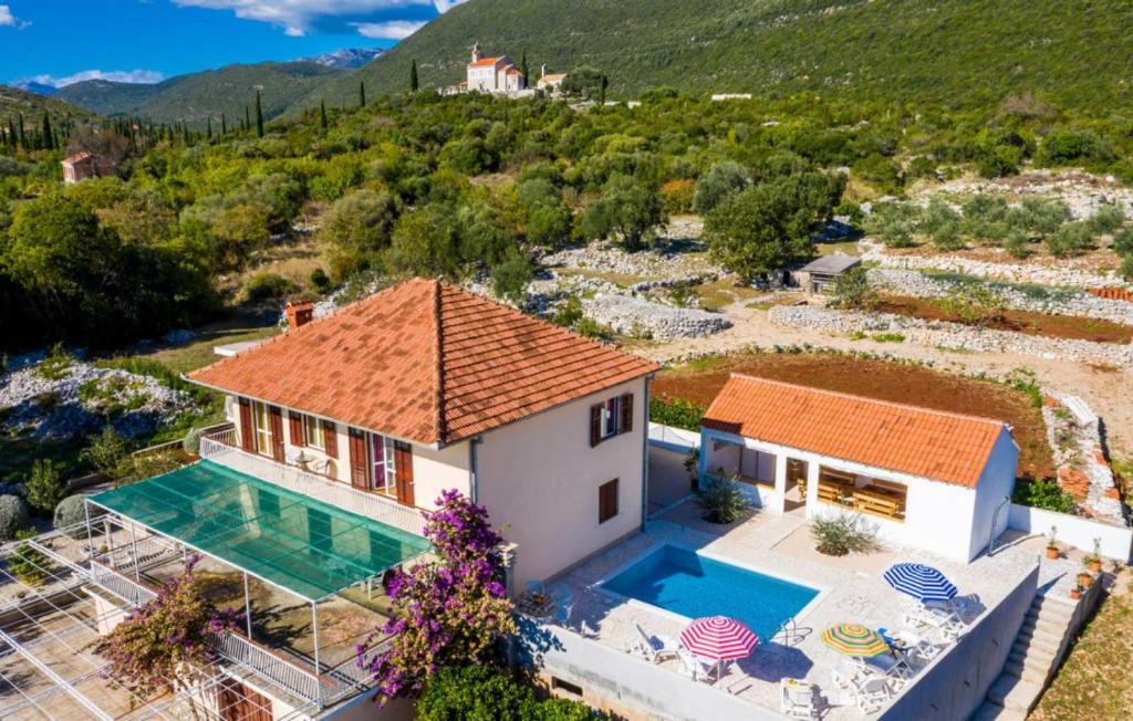 una vista aérea de una casa con piscina en Apartman Ana Marija en Gruda