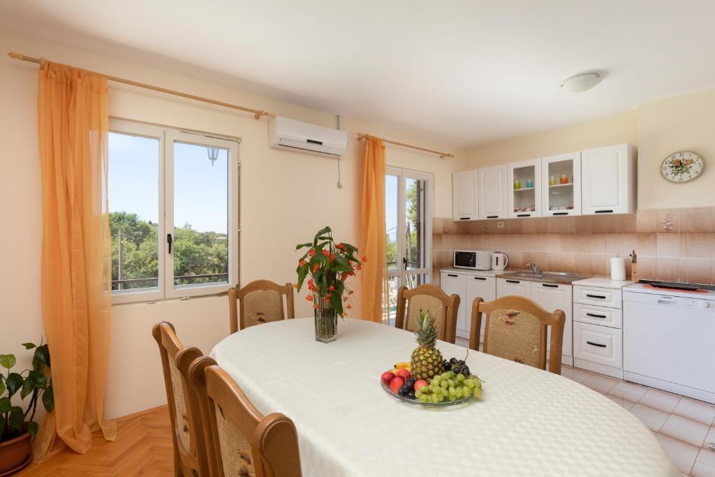 Kuchyňa alebo kuchynka v ubytovaní Apartman Ana Marija