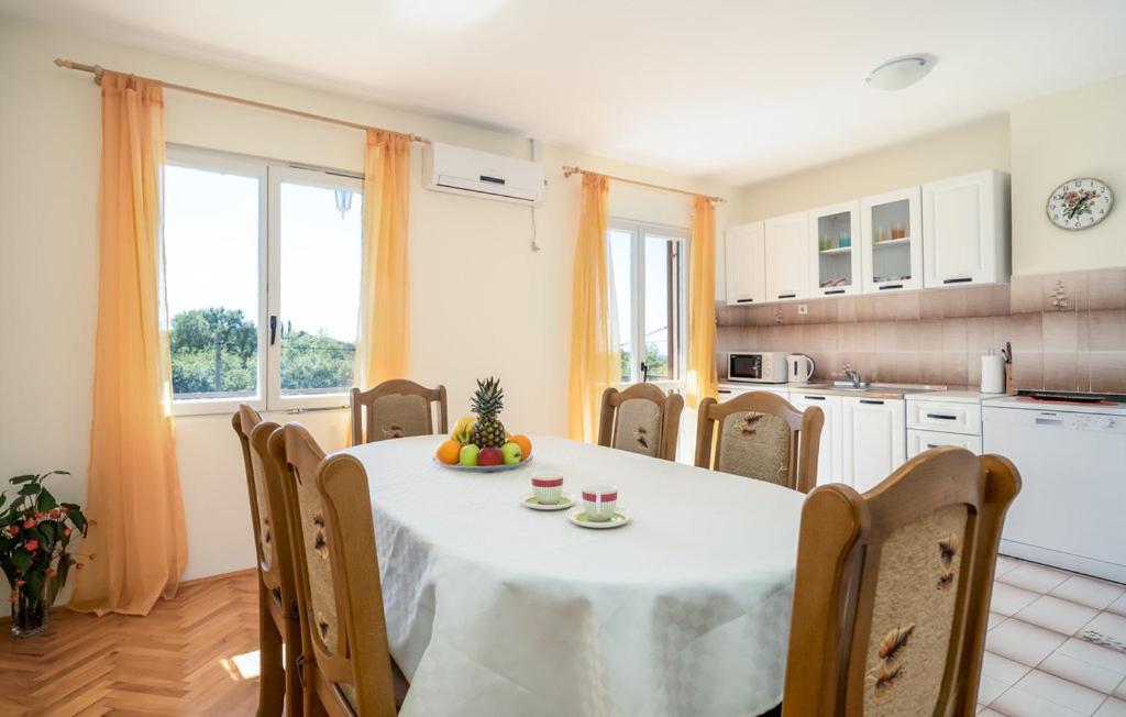 Kuchyňa alebo kuchynka v ubytovaní Apartman Ana Marija