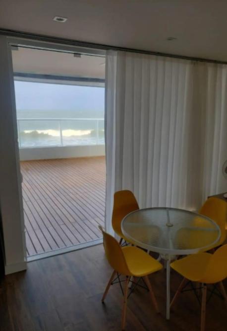  Casa de praia de Frente para o mar com Piscina