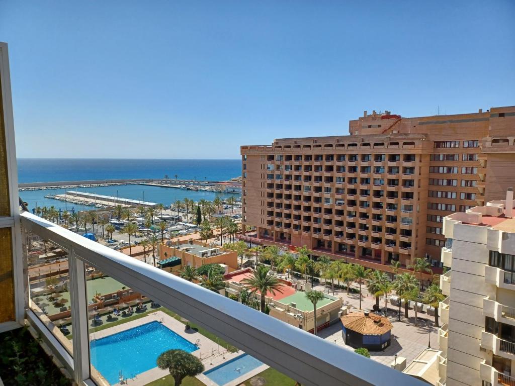 Primera línea de playa y vista al mar en Pyr Fuengirola ...