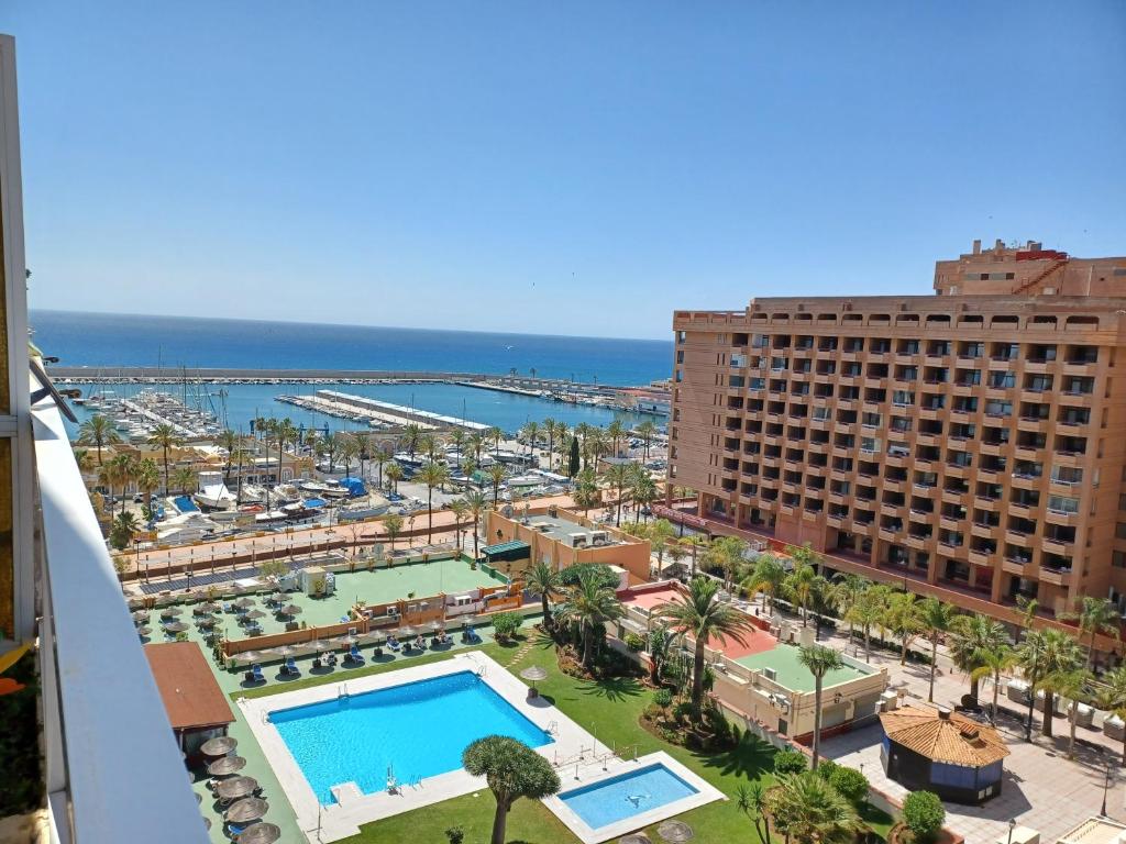 Primera línea de playa y vista al mar en Pyr Fuengirola ...