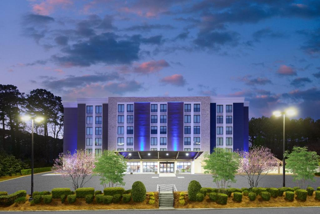 - une séance d'un hôtel la nuit avec des lumières dans l'établissement Holiday Inn Express & Suites - Atlanta - Tucker Northlake, an IHG Hotel, à Tucker
