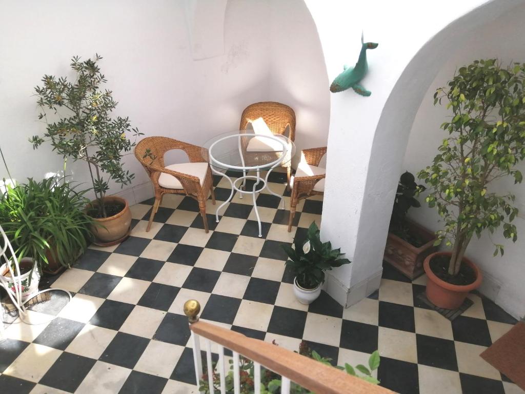 Cette chambre est dotée d'un sol en damier noir et blanc. dans l'établissement El Patio de la Ballena, à Vejer de la Frontera