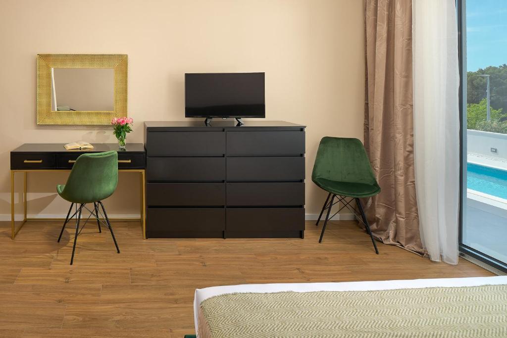 TV a/nebo společenská místnost v ubytování Villa Allure