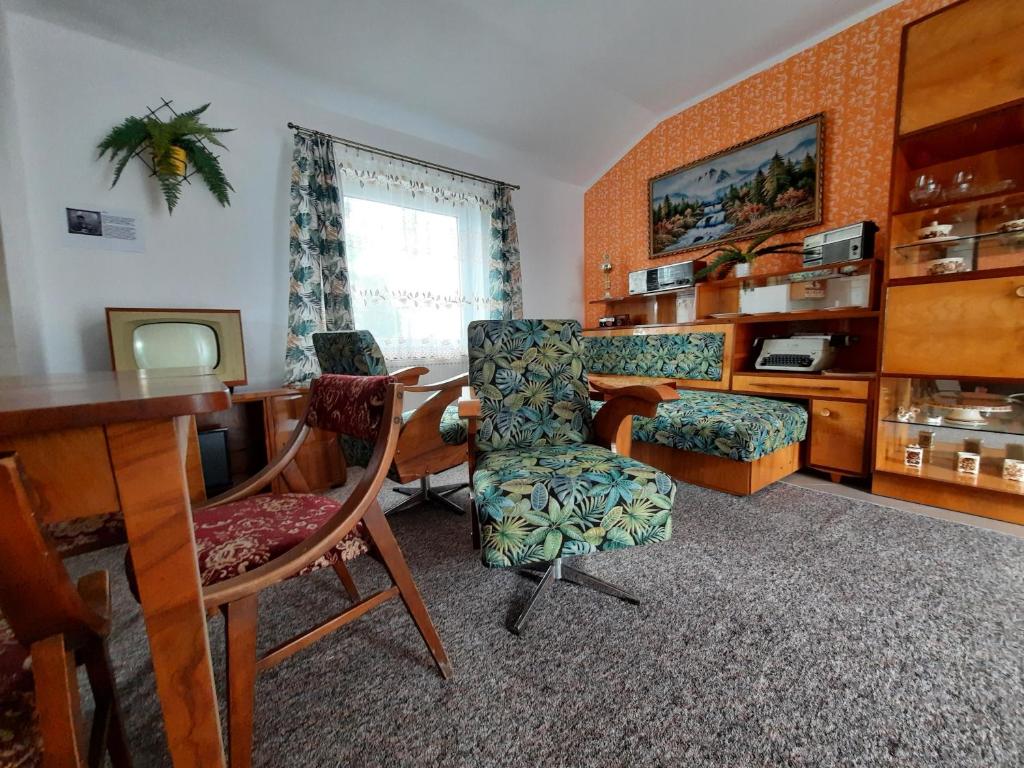 een kamer met een bureau, een stoel en een tafel bij Stylowe PRLove in Rogowo
