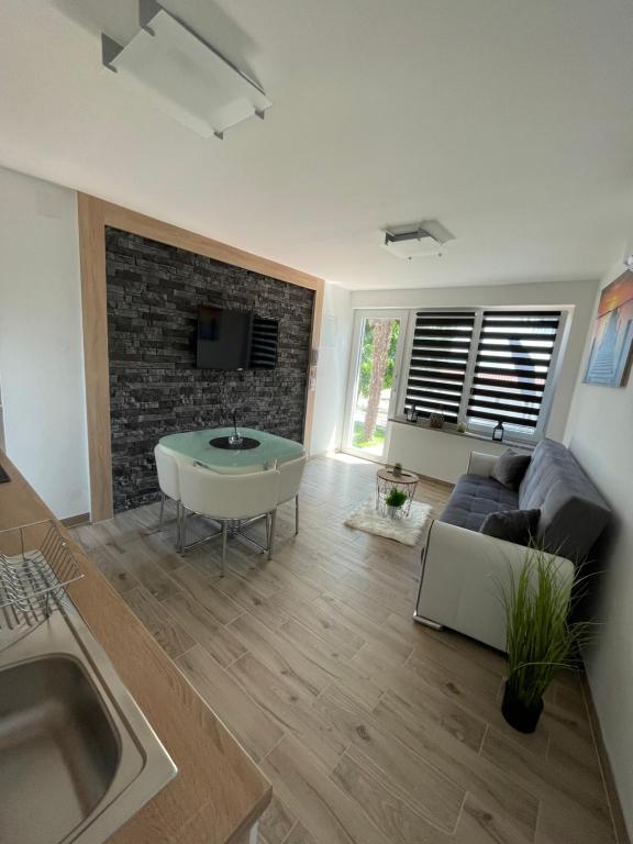 - un salon avec un canapé, une table et une télévision dans l'établissement Apartman Gabrijela, à Opatija