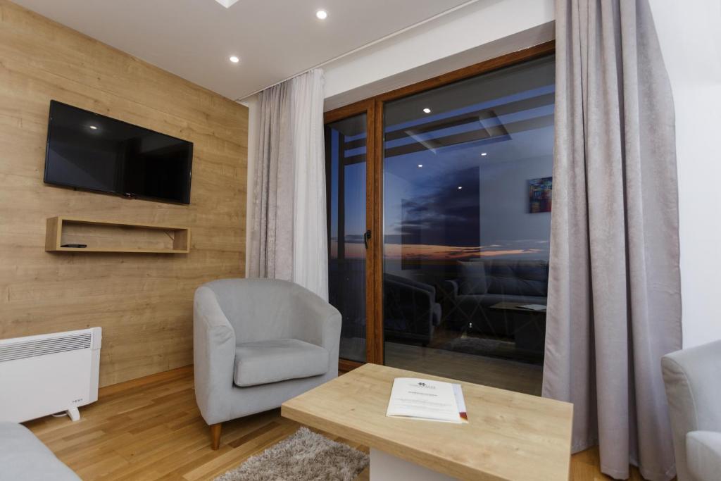 TV a/nebo společenská místnost v ubytování Harmonija Resort - Harmonija Kopaonik