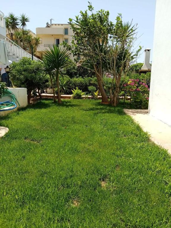 Vonkajšia záhrada v ubytovaní Marina Villa