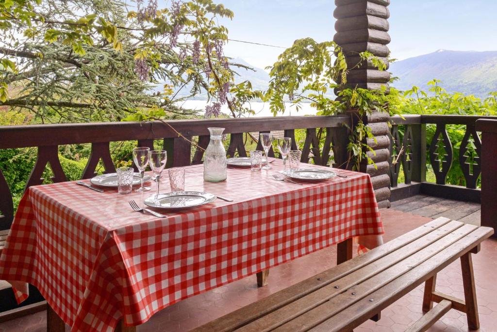 una mesa con un mantel a cuadros rojo y blanco en Magnificent chalet on the heights of Veyrier-du-Lac - Welkeys, en Veyrier-du-Lac