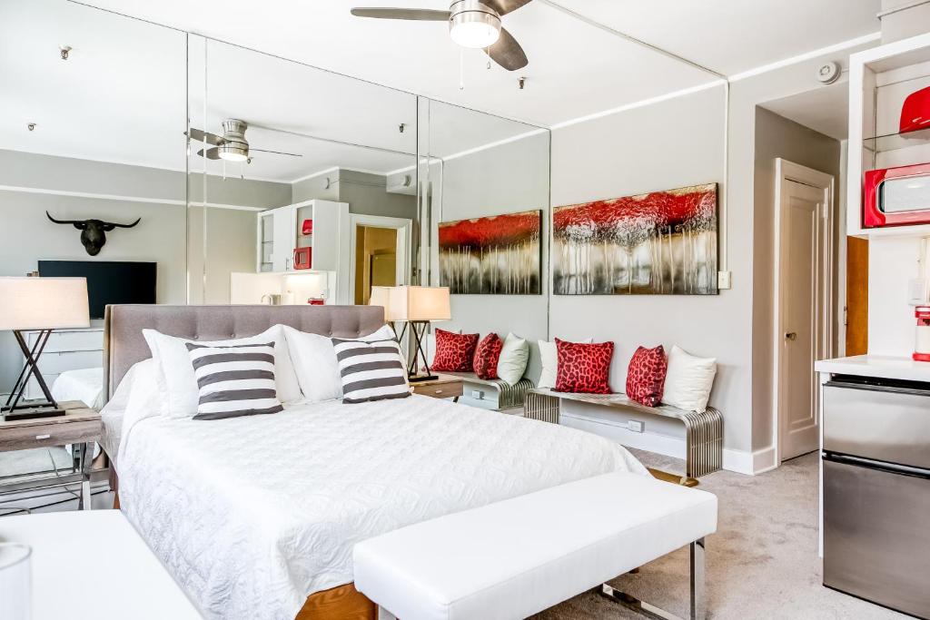 sypialnia z dużym białym łóżkiem i czerwonymi poduszkami w obiekcie Palm Beach Hotel & Sunrise Cottage w mieście Palm Beach