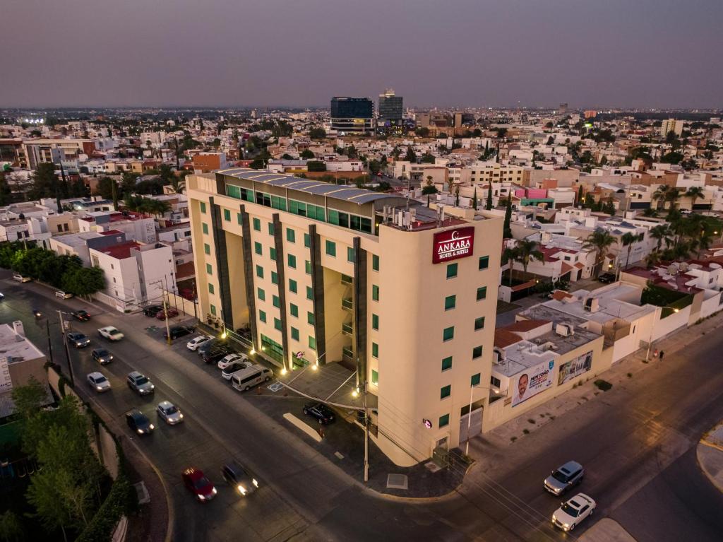 una vista aérea de una ciudad con un edificio en Hotel Ankara "Las Lomas", en San Luis Potosí