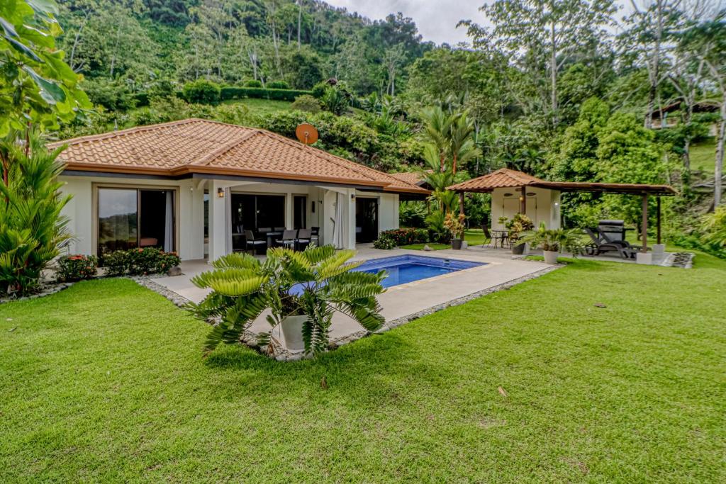 ein Haus mit einem Pool im Hof in der Unterkunft Casa La Cascada in Dominical