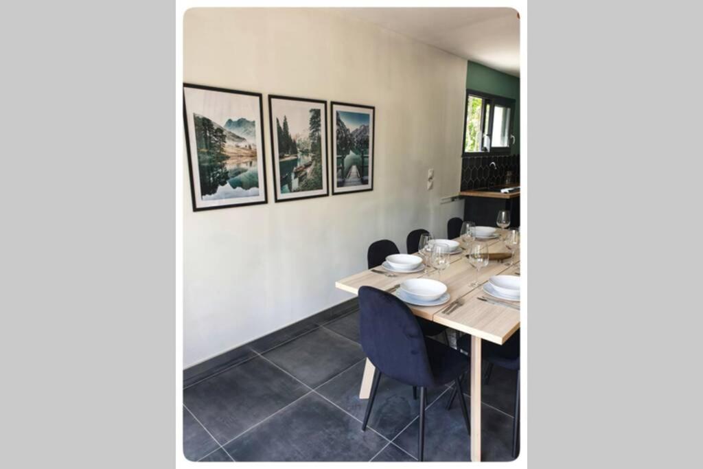 a dining room with a table and chairs at Charmante Maison La Source in Grandes Sables