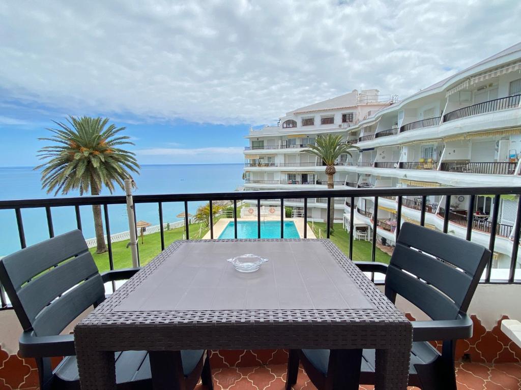 - une table sur un balcon avec vue sur l'océan dans l'établissement Acapulco Playa 306 Apartments Casasol, à Nerja