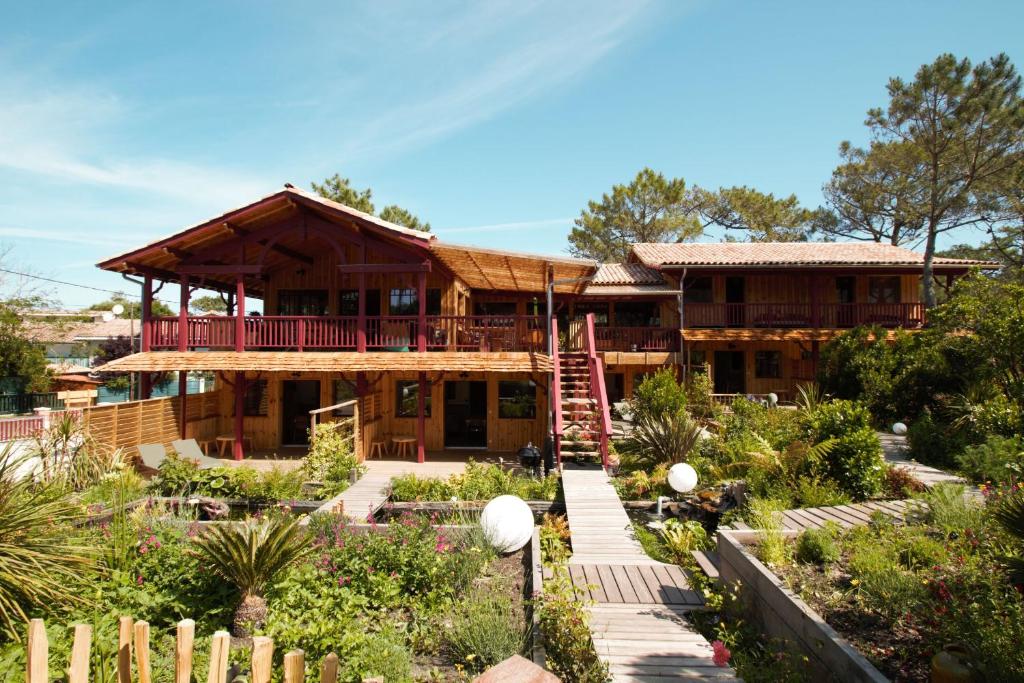 ein Haus mit Garten davor in der Unterkunft les jardins de la sud in Lacanau