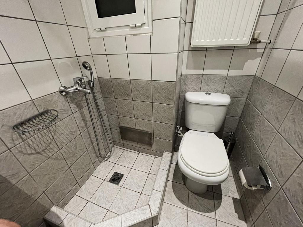 Koupelna v ubytování Platon Hotel
